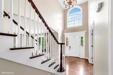 Entry Way - 80 Chestnut Ct, Elgin, IL 60120 photo 2 of 6