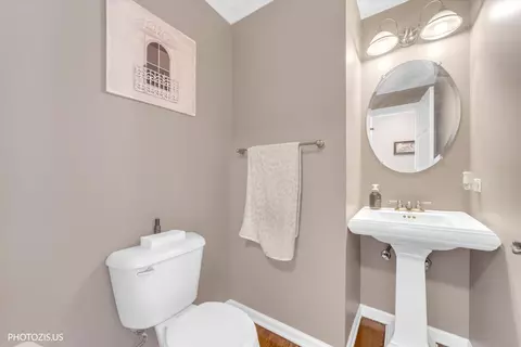 Bath - 80 Chestnut Ct, Elgin, IL 60120 photo 1 of 3
