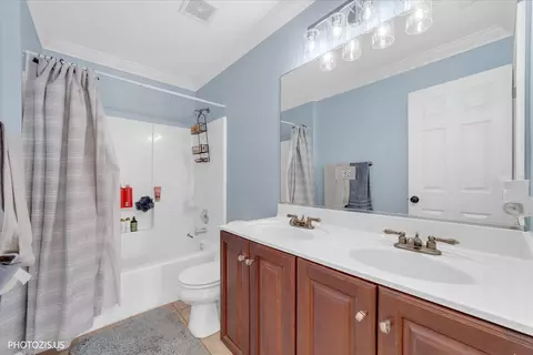 Bath - 80 Chestnut Ct, Elgin, IL 60120 photo 2 of 3
