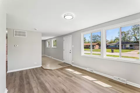 16032 Circle Dr, Markham, IL 60428 photo 4