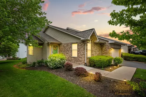915 Foxpointe Dr, Sycamore, IL 60178