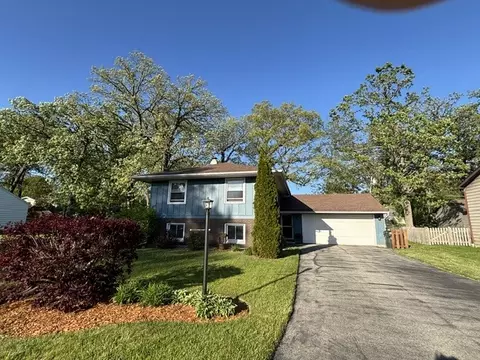 203 Cedarwood Ln, Antioch, IL 60002