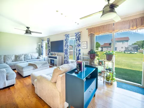 Living - 628 Osbron St, Plano, IL 60545 photo 2 of 6