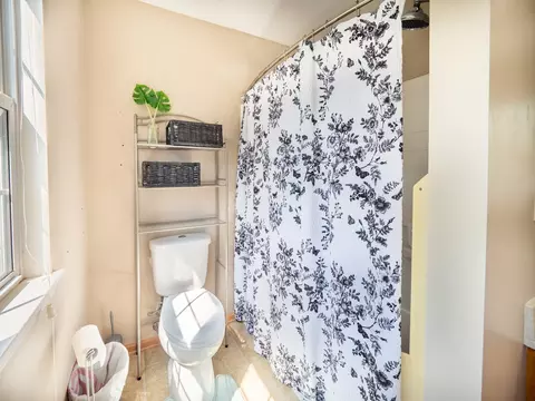 Bath - 628 Osbron St, Plano, IL 60545 photo 3 of 4