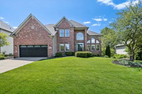 2119 W Thornwood Dr, South Elgin, IL 60177