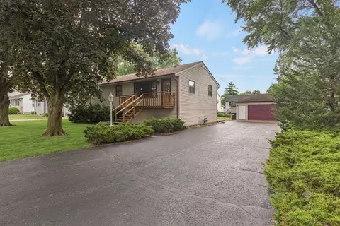 1393 Cottonwood Ln, Crystal Lake, IL 60014