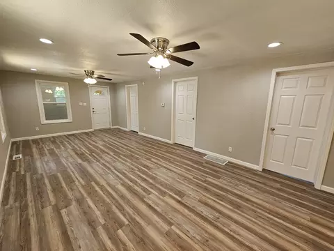 Living - 415 S 21 St, Mount Vernon, IL 62864 photo 4 of 5