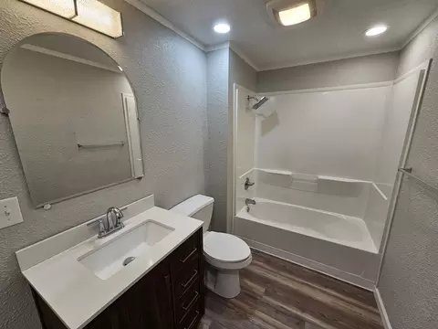 Bath - 415 S 21 St, Mount Vernon, IL 62864 photo 1 of 2