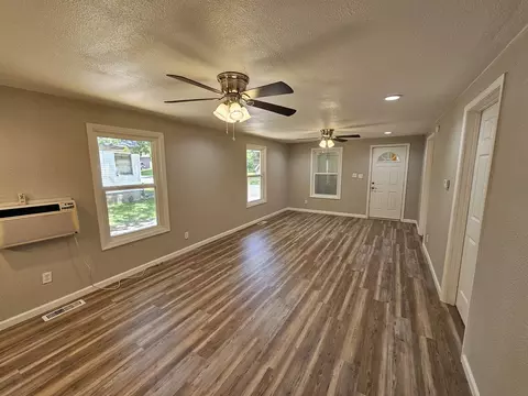 Living - 415 S 21 St, Mount Vernon, IL 62864 photo 2 of 5