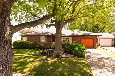 208 S Laurel Ave, Du Quoin, IL 62832