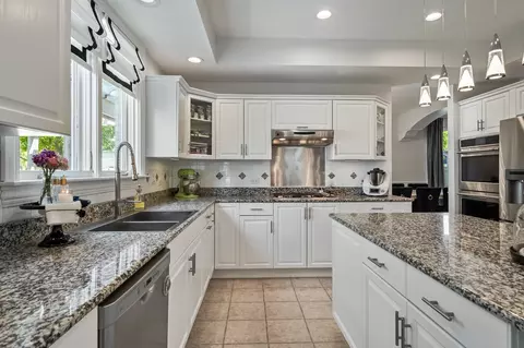 Kitchen - 986 E Red Oak St, Addison, IL 60101 photo 3 of 4
