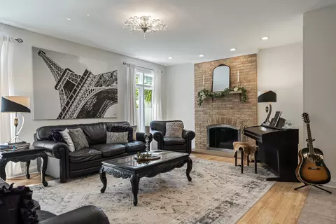 Living - 986 E Red Oak St, Addison, IL 60101 photo 2 of 2