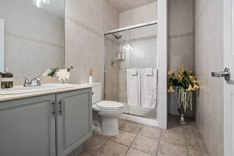 Bath - 986 E Red Oak St, Addison, IL 60101 photo 4 of 5