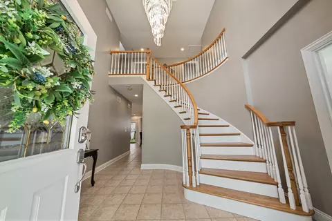 Entry Way - 986 E Red Oak St, Addison, IL 60101 photo 1 of 4