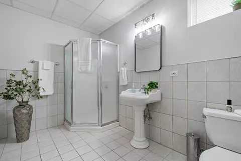 Bath - 986 E Red Oak St, Addison, IL 60101 photo 5 of 5