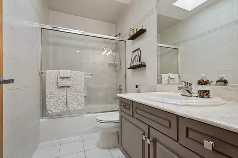 Bath - 986 E Red Oak St, Addison, IL 60101 photo 3 of 5