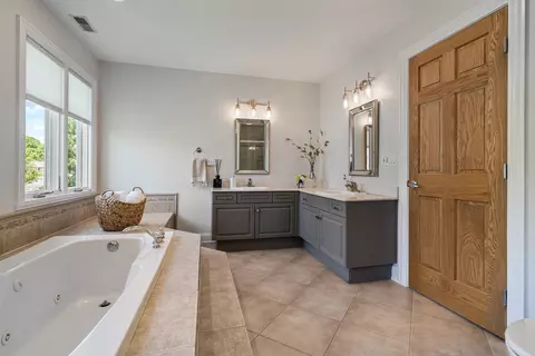 Bath - 986 E Red Oak St, Addison, IL 60101 photo 1 of 5