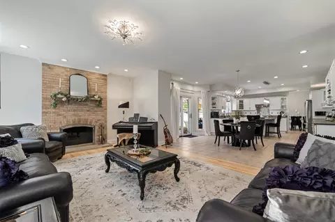 Living - 986 E Red Oak St, Addison, IL 60101 photo 1 of 2