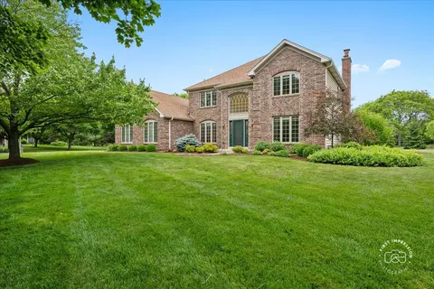 202 Windsor Cir, Saint Charles, IL 60175