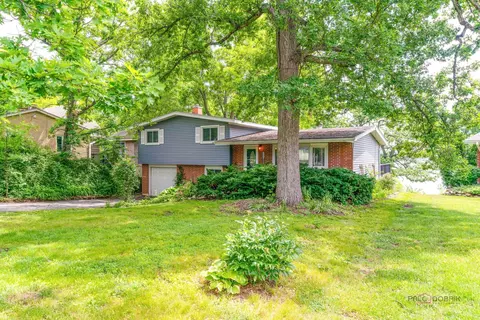 1083 Lomond Dr, Mundelein, IL 60060