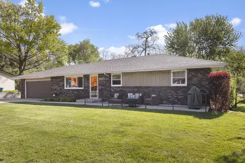 9825 Debbie Ln, Machesney Park, IL 61115