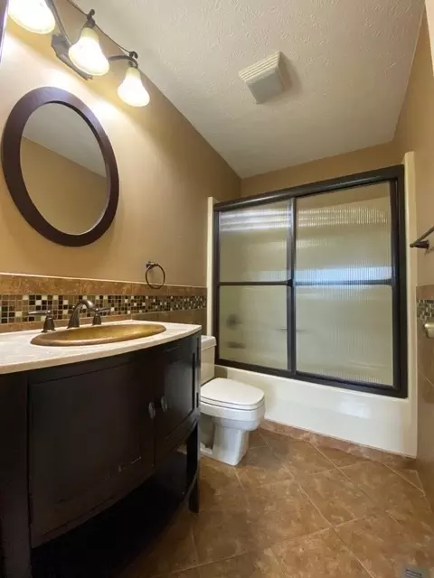 Bath - 11426 E Radisson, Mount Vernon, IL 62864 photo 1 of 4