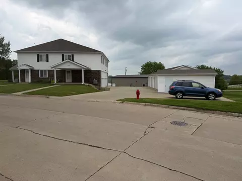 728 Country Club Dr, Maquoketa, IA 52060