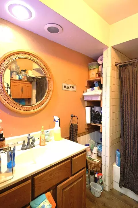 Bath - 416 Elm St, Salem, IL 62881 photo 1 of 2