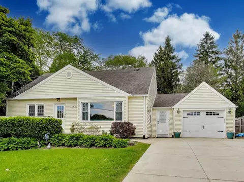213 Ellis Ave, Libertyville, IL 60048