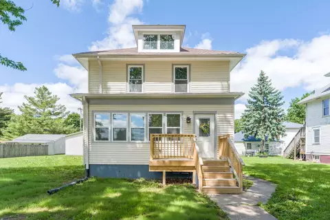 924 N 3rd St, Clinton, IA 52732