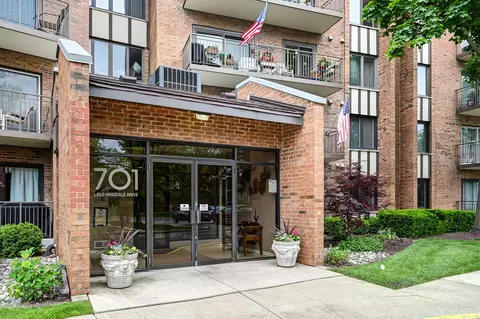 701 Lake Hinsdale Dr #412, Willowbrook, IL 60527