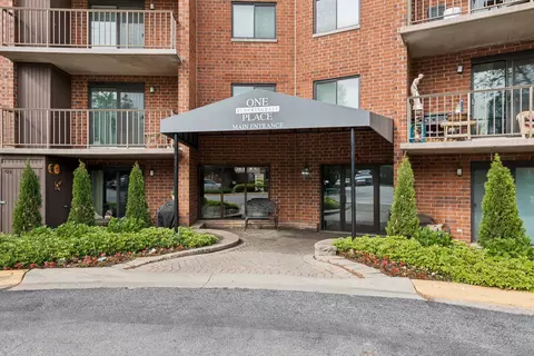 1 Bloomingdale Pl #220, Bloomingdale, IL 60108