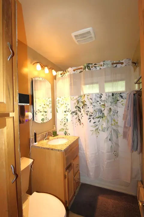 Bath - 1843 N River Rd, Algonquin, IL 60102 photo 1 of 1