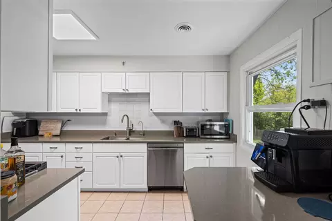 Kitchen - 1011 Beverly Dr, Wheeling, IL 60090 photo 4 of 4