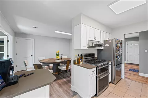 Kitchen - 1011 Beverly Dr, Wheeling, IL 60090 photo 2 of 4