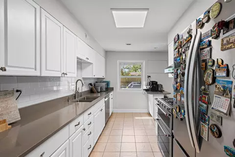 Kitchen - 1011 Beverly Dr, Wheeling, IL 60090 photo 3 of 4