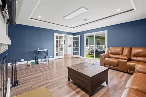 Living - 1011 Beverly Dr, Wheeling, IL 60090 photo 1 of 1