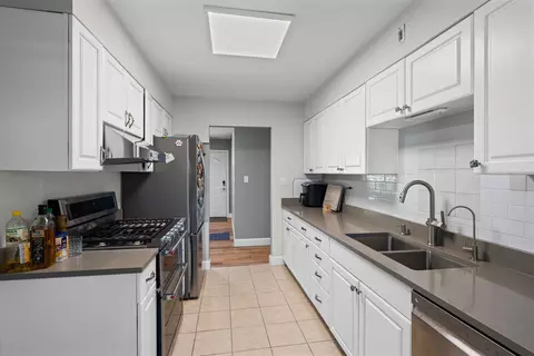 Kitchen - 1011 Beverly Dr, Wheeling, IL 60090 photo 1 of 4
