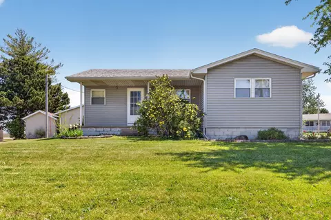 713 East St, Grand Mound, IA 52751