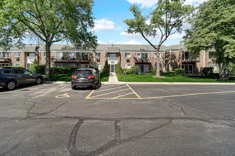 10369 Dearlove Rd #1F, Glenview, IL 60025