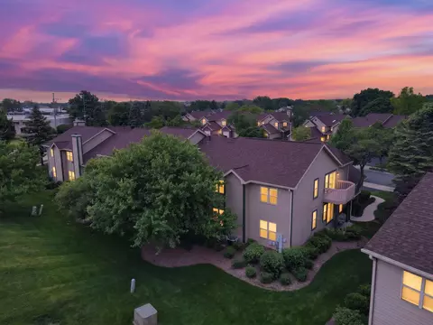 View/Area - 943 Ridgefield Ln #4, Wheeling, IL 60090 photo 2 of 9
