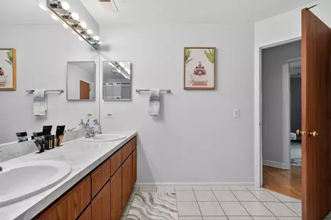 Bath - 943 Ridgefield Ln #4, Wheeling, IL 60090 photo 2 of 2