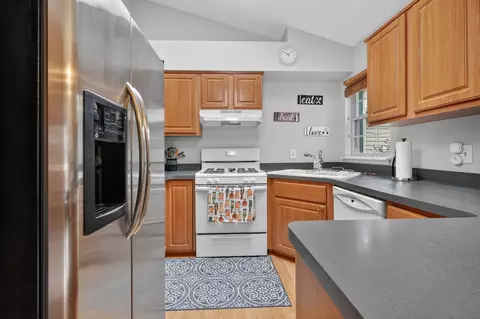 Kitchen - 943 Ridgefield Ln #4, Wheeling, IL 60090 photo 1 of 2