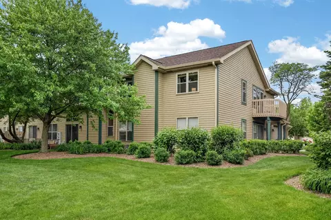 Exterior - 943 Ridgefield Ln #4, Wheeling, IL 60090 photo 4 of 5