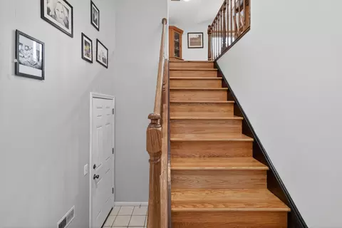 Entry Way - 943 Ridgefield Ln #4, Wheeling, IL 60090 photo 2 of 3