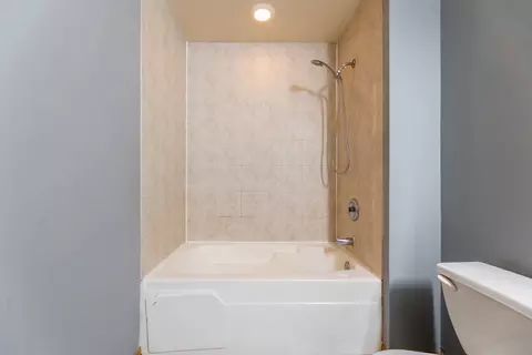 Bath - 3314 Willow Ln, Markham, IL 60428 photo 2 of 3