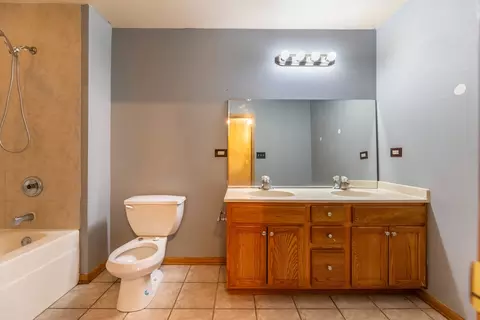 Bath - 3314 Willow Ln, Markham, IL 60428 photo 1 of 3
