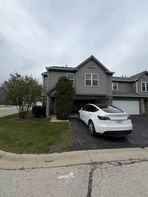 714 E Whispering Oaks Dr, Palatine, IL 60074