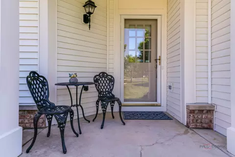 Exterior - 2 Tiverton Ct, Algonquin, IL 60102 photo 5 of 9