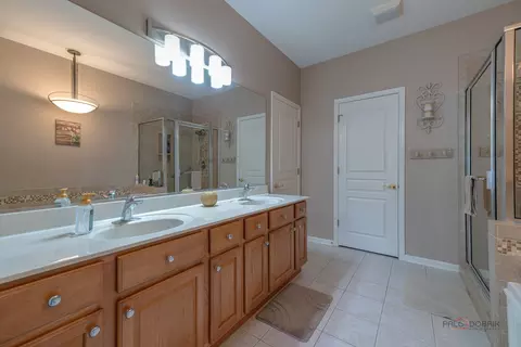 Bath - 2 Tiverton Ct, Algonquin, IL 60102 photo 2 of 3